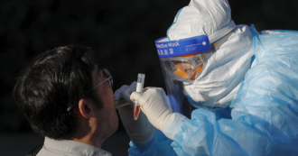 Coronavirus, record di nuovi casi in Cina: in 24 ore registrati 57 positivi, 36 legati al focolaio in un mercato di Pechino