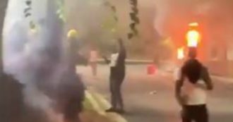 Copertina di Usa, afroamericano ucciso ad Atlanta: migliaia di manifestanti in strada, a fuoco un ristorante. Licenziato l’agente che ha sparato