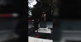 Copertina di Statua di Montanelli imbrattata, Rete Studenti Milano e LuMe rivendicano il gesto con un video sui social