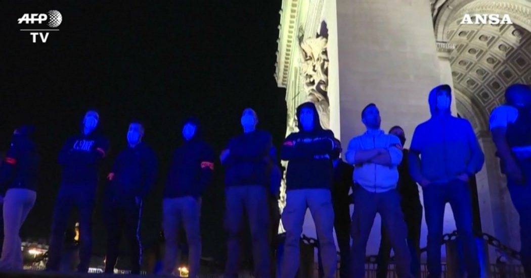 Parigi, protesta della polizia contro il divieto di “stretta al collo” durante gli arresti: Marsigliese e sirene accese sotto l’Arco di Trionfo