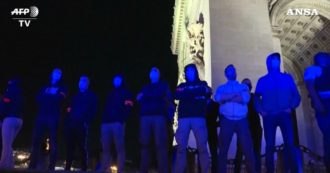 Copertina di Parigi, protesta della polizia contro il divieto di “stretta al collo” durante gli arresti: Marsigliese e sirene accese sotto l’Arco di Trionfo