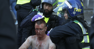 Copertina di Londra, manifestante di Black lives matter si carica in spalla un estremista di destra ferito negli scontri per portarlo in salvo