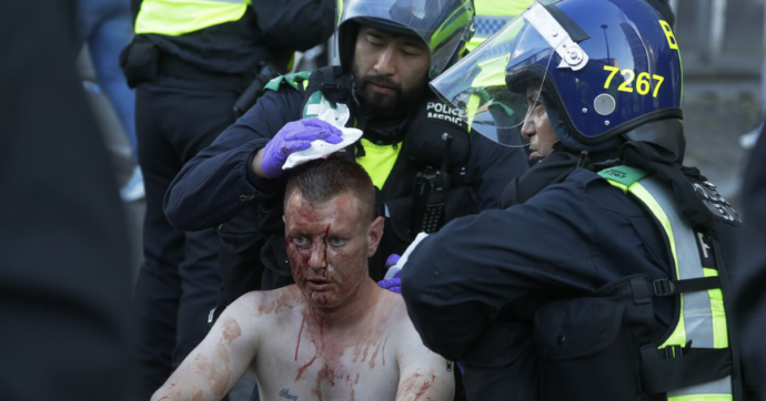 Londra, manifestante di Black lives matter si carica in spalla un estremista di destra ferito negli scontri per portarlo in salvo