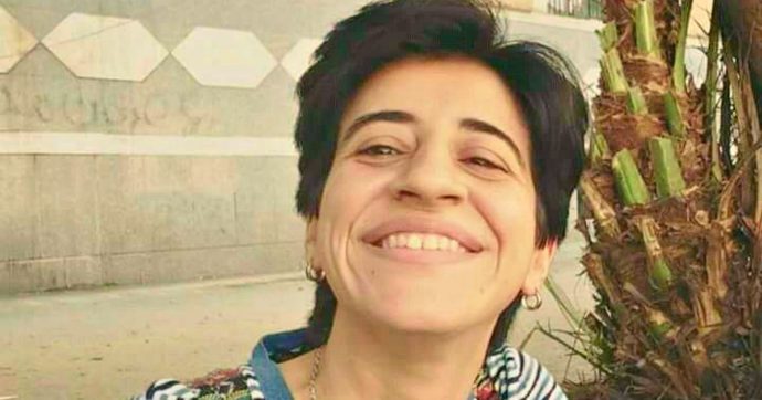 Sarah Hegazy, si è suicidata l’attivista arrestata nel 2017 in Egitto per aver mostrato una bandiera arcobaleno: ‘Dolore è troppo pesante’