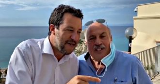 Copertina di Calabria, Salvini incontra un albergatore di Tropea: in un video il faccia a faccia senza mascherine e distanze di sicurezza