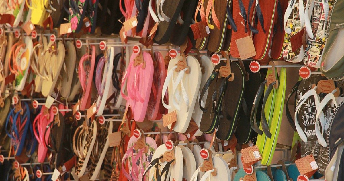 Feticista ruba 126 paia di ciabatte usate, arrestato dalla polizia si giustifica: “Mi servivano per farci sesso”