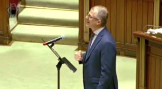 Copertina di Ue, Scerra (M5s) in Aula: “Salvini e Meloni hanno sperato nella sconfitta degli italiani”. Scoppia la bagarre alla Camera, proteste di Lega e FdI