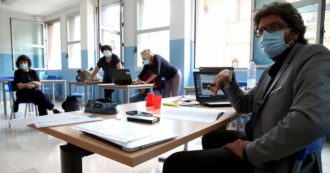 Copertina di Scuola, i docenti si arrangiano come sempre. Ma a settembre cambiano i capri espiatori