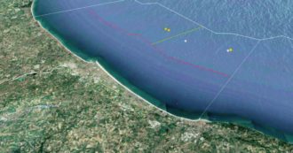 Copertina di Eolico off-shore, il progetto al largo di Rimini fa discutere. In Italia è una novità, l’esperto: “Inevitabile per arrivare a 100% rinnovabili”
