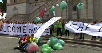 Copertina di Roma, protesta in Campidoglio degli operatori ecologici: “Welcome to Rome, the city of rubbish”. A rischio 230 lavoratori
