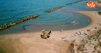Copertina di Agrigento, la video-denuncia di Mareamico: “Le ruspe per pulire la spiaggia distruggono le dune. Danno incalcolabile”