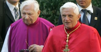 Copertina di Joseph Ratzinger, dopo 7 anni il Papa emerito lascia il Vaticano per andare a salutare il fratello gravemente malato a Ratisbona