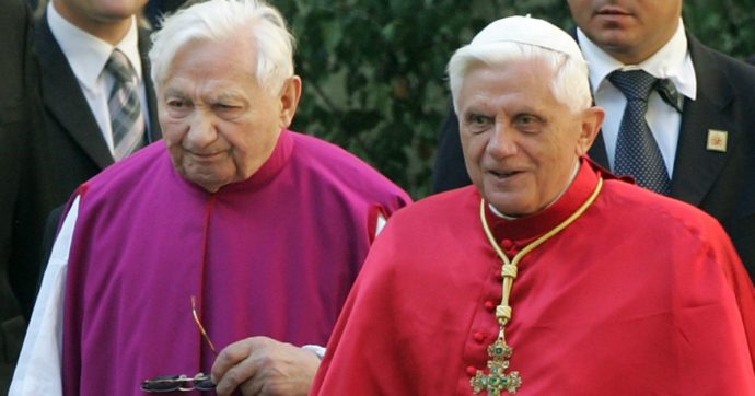 Joseph Ratzinger, dopo 7 anni il Papa emerito lascia il Vaticano per andare a salutare il fratello gravemente malato a Ratisbona