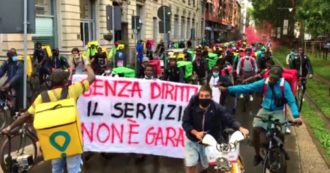 Copertina di Milano, 200 rider sfilano per la città per chiedere maggiori diritti: le immagini del corteo sulle bici