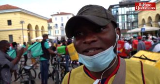 Copertina di Milano, centinaia di rider in corteo: “Senza di noi la città si ferma. Durante la pandemia eravamo eroi, ora siamo soli e senza diritti”