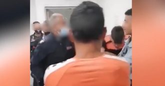 Agrigento, migranti schiaffeggiati e umiliati: poliziotto sospeso dopo la diffusione del video girato con il cellulare – Le immagini