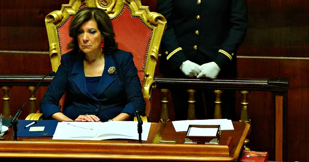 Dl Elezioni, Senato rivota fiducia dopo l’errore. Nessuno vuole la colpa e in presidenza finisce tutti contro tutti. Casellati: “Mia responsabilità, ma c’era Taverna”. Lei: “Svilente fare nomi”. Poi la difesa