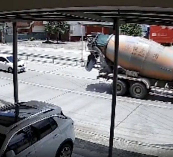 Camion lanciato a tutta velocità schiaccia un’utilitaria contro una betoniera: l’auto viene “polverizzata” ma gli occupanti escono incredibilmente con lievi ferite