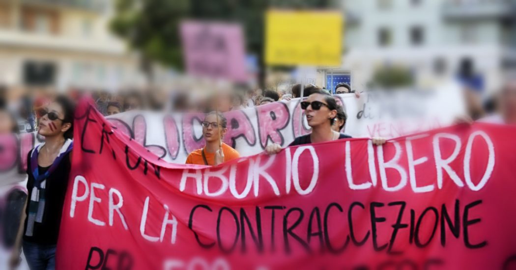 Umbria, donne in piazza dopo lo stop all’aborto farmacologico in day-hospital. Italia indietro e differenze tra Regioni: perché il caso di Perugia può cambiare le sorti dell’interruzione di gravidanza