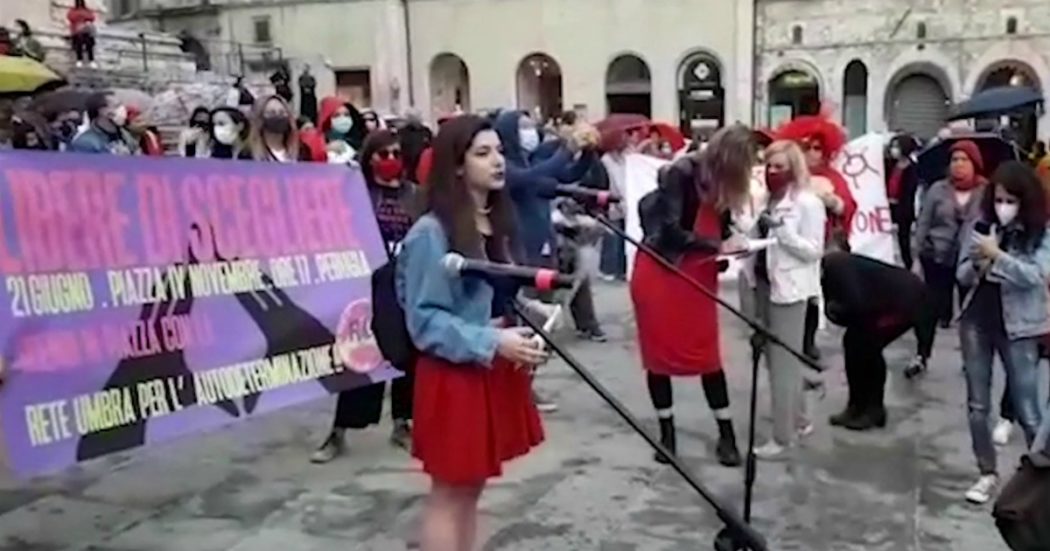 Perugia, la protesta contro lo stop all’aborto farmacologico in day-hospital: “Dobbiamo avere possibilità di scelta sul nostro corpo”