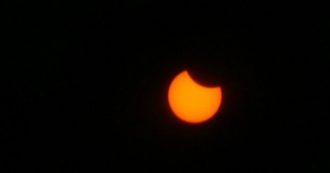Copertina di Eclissi di Sole anulare, lo spettacolare “benvenuto” all’estate: le immagini a Nuova Delhi, in India