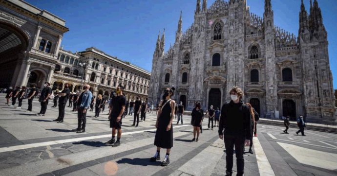 Milano, “Io lavoro con la musica”: il flashmob per il settore dello spettacolo. In piazza anche Diodato, Levante, Ghemon e Manuel Agnelli