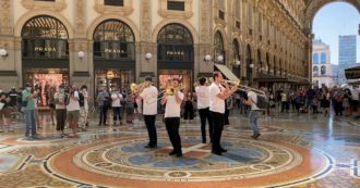 Copertina di Festa della Musica, a Milano il flashmob dei trombonisti: suonano i Coldplay in Galleria Vittorio Emanuele II – Le immagini