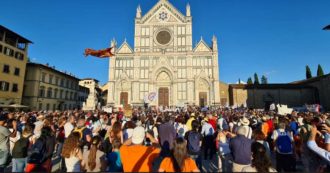 Copertina di No-Vax, in migliaia in piazza a Firenze: zero protezioni e nessun distanziamento. Nardella: “Massa di irresponsabili. Sentite le autorità”