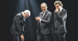 Copertina di Carlo Conti al Fatto: “Il mio primo programma? Prendevo in giro i compagni di scuola. Mai un film, non fa per me. Vi racconto la mia amicizia con Pieraccioni e Panariello (spaghetti inclusi)”