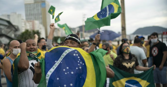 Brasile, si dimette il ministro della Salute di Rio de Janeiro: incarico assunto un mese fa. Frontiere chiuse a stranieri per altri 15 giorni