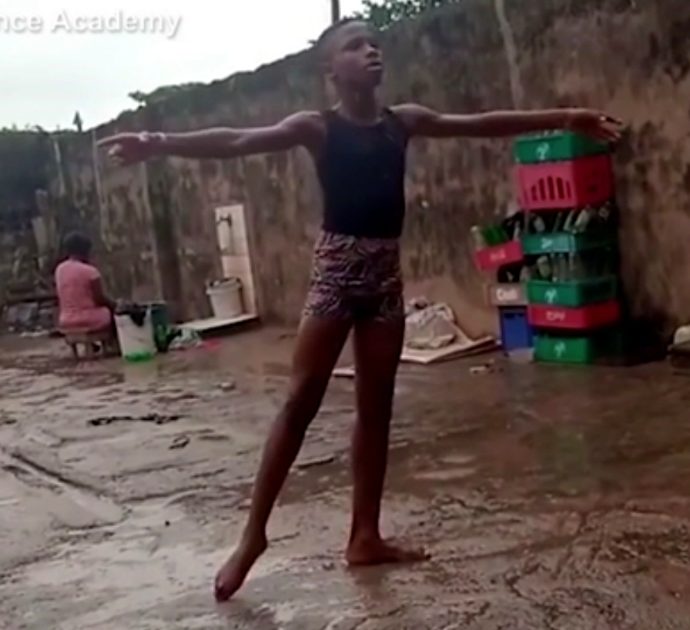 Danza sotto la pioggia a piedi nudi: il video del giovane ballerino nigeriano fa il giro del mondo