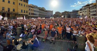 Copertina di No Vax a Firenze, denunciati gli organizzatori della manifestazione in piazza Santa Croce: assembramenti senza protezioni