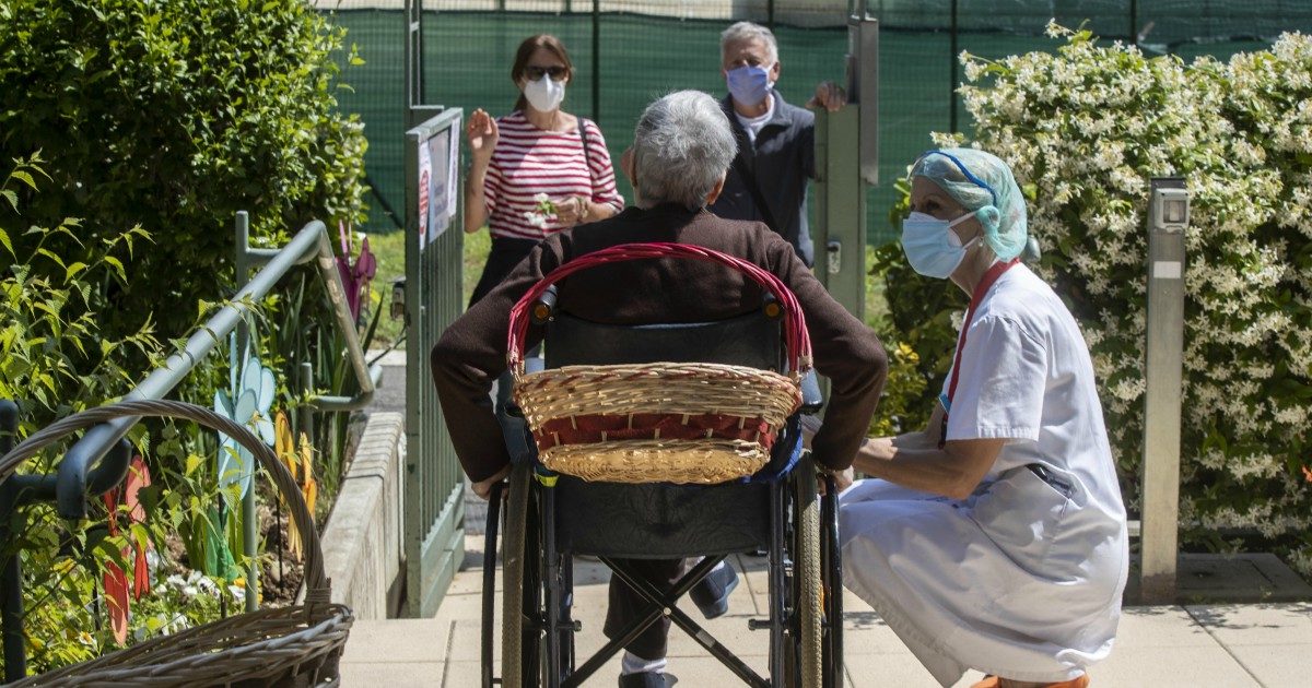 Case di riposo, la ripartenza delle Rsa è in ordine sparso. Tra rischi occupazionali, incertezza sulle visite, incognita seconda ondata. “Servono linee di indirizzo univoche”