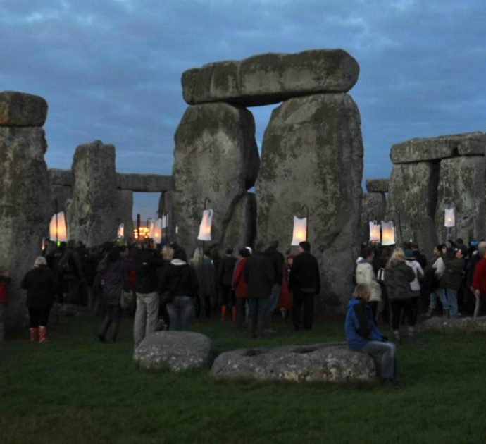 Stonehenge, scoperto un nuovo anello di 20 megaliti a tre chilometri dal celebre sito del Neolitico: le immagini