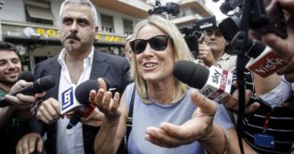 Copertina di “Giro in bici l’Italia fatta di cimiteri. E il dolore mi segue”