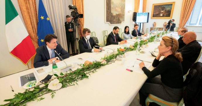 Conte chiude: rissa a destra e promessa di tagliare l’Iva