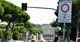 Copertina di Roma, il caso delle ambulanze incaricate dalla Regione di presidiare il Colosseo: multate 400 volte dal Comune
