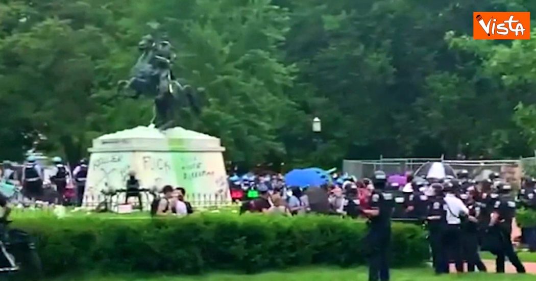 Usa, manifestanti cercano di rimuovere la statua di Jackson: la polizia ricorre allo spray urticante