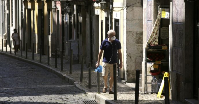Coronavirus, Lisbona ripristina le misure di contenimento dopo un aumento dei casi: negozi chiusi alle 20 e niente drink in strada