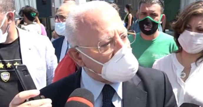 Campania, la stretta di De Luca: mille euro di multa per chi è senza mascherina al chiuso, quarantena per chi viene da paesi extra Schengen