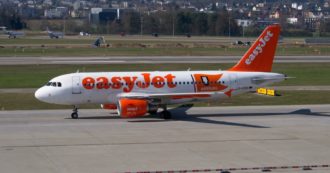 Copertina di Easyjet multata per 2,8 milioni dall’Antitrust: “Da giugno 2020 ha cancellato molti voli senza dare rimborsi ma solo voucher”