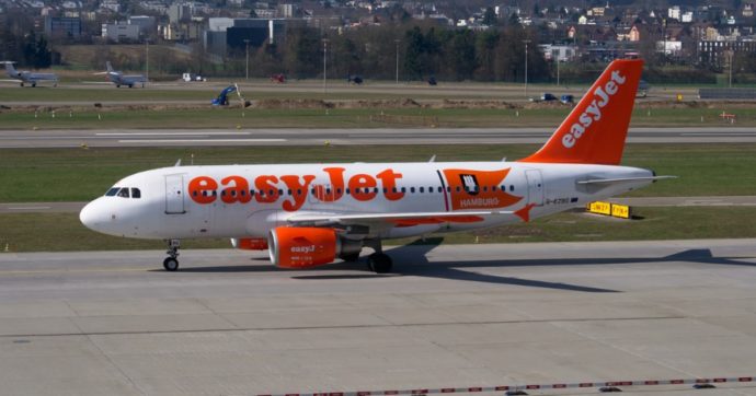 Easyjet multata per 2,8 milioni dall’Antitrust: “Da giugno 2020 ha cancellato molti voli senza dare rimborsi ma solo voucher”