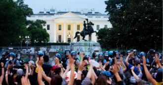 Copertina di Usa, in 200 alla Casa Bianca per abbattere la statua del presidente Jackson. Trump autorizza arresto per chi deturpa i monumenti