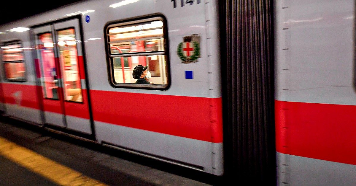 Milano, “un uomo con fucile nella metro della stazione Centrale”. Indagini in corso