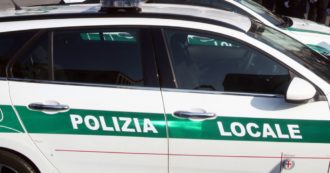 Copertina di Milano, derubano i pusher durante le perquisizioni: quattro vigili della polizia locale ai domiciliari