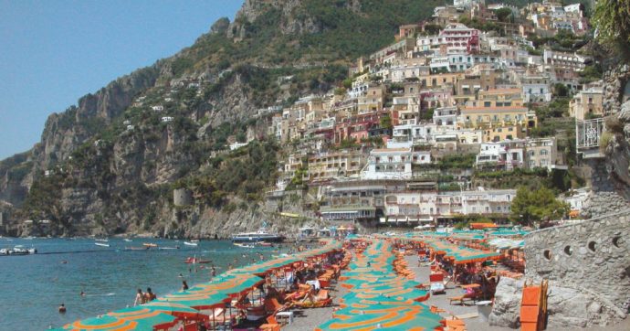 Spiagge italiane “malate”, avanza l’erosione dei litorali. E le concessioni tolgono sempre più spazio ai tratti liberi – Il report di Legambiente