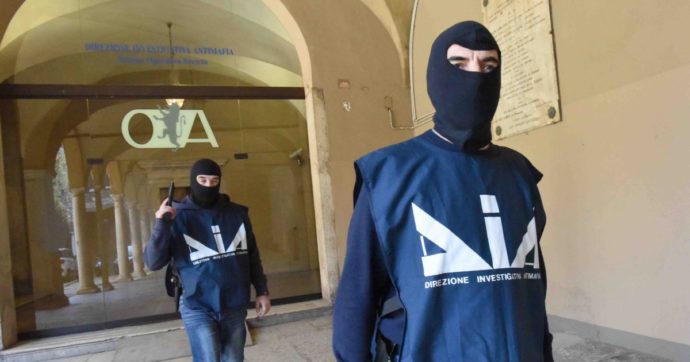 Copertina di Teschi e lettere intimidatorie, il lockdown non ferma le minacce ai sindaci: già 149 casi