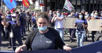 Whirlpool, lavoratori in corteo a Napoli: “Noi in catene contro l’immobilismo del governo. Da più di un anno e mezzo senza soluzioni”