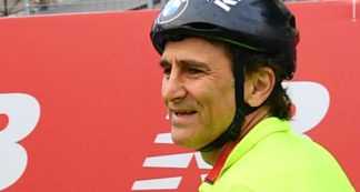 Copertina di Alex Zanardi, “possibile trasferimento in un centro di riabilitazione”. I medici continuano a ridurre i sedativi per farlo uscire dal coma