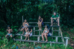 Copertina di Istruzione, pc e sanità: l’italiana che ha scelto di vivere (e aiutare) l’Amazzonia